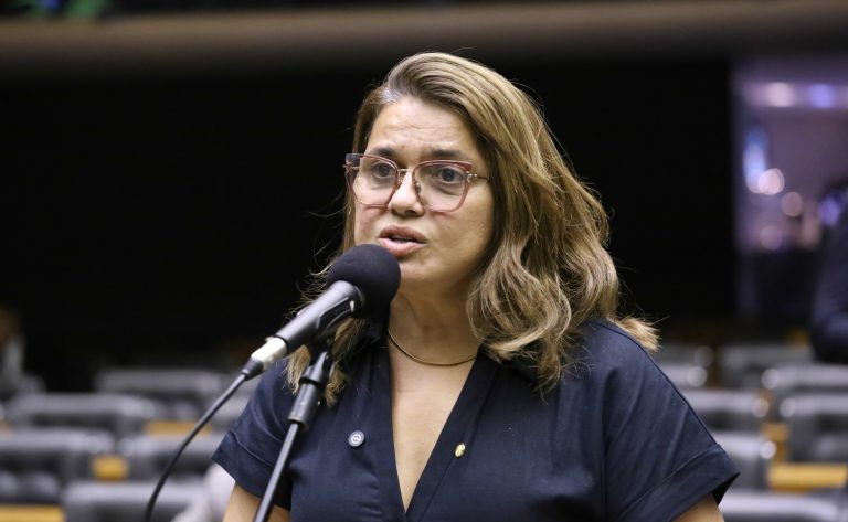 Câmara aprova veto à propaganda com apelo sexual em eventos esportivos para proteger crianças