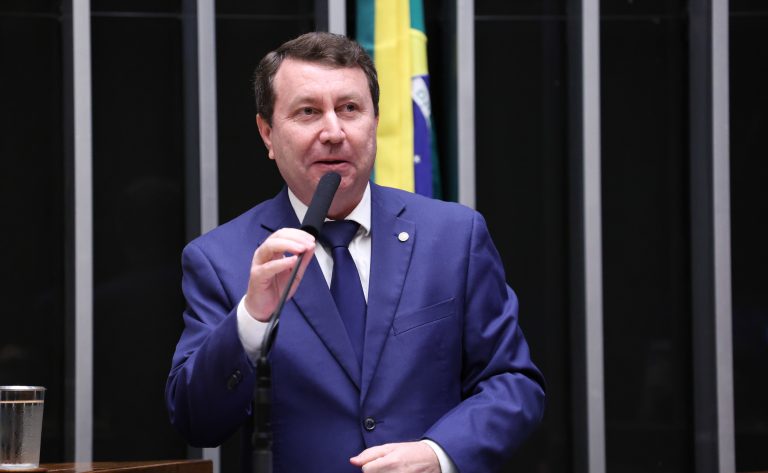 Comissão da Câmara aprova proteção ao consumidor em uso de inteligência artificial