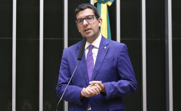 Câmara dos Deputados avança com projeto para reduzir microplásticos em cosméticos