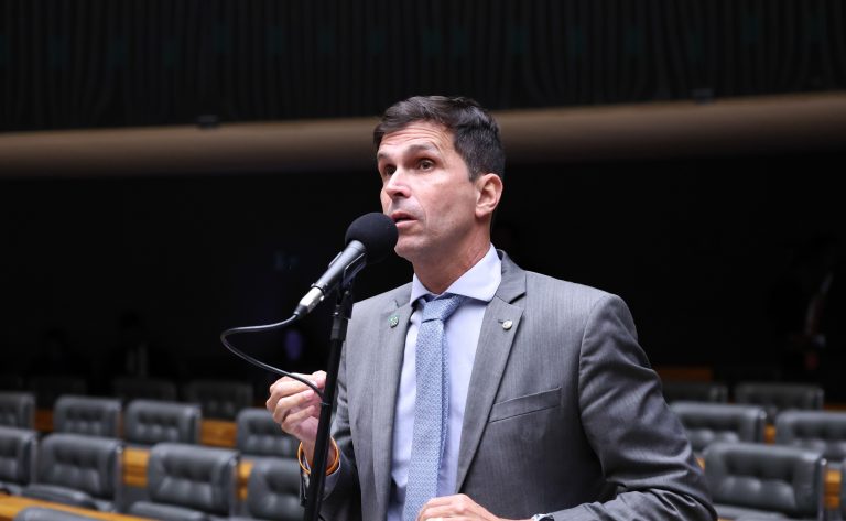 Câmara dos Deputados aprova regras nacionais de segurança para escolas de natação infantil