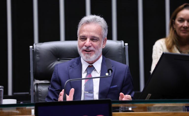 Câmara dos Deputados estabelece regras para óculos inteligentes no trânsito