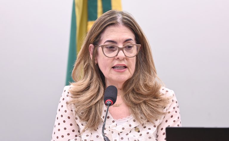Comissão de Trabalho aprova novas regras para uniformes, protegendo a dignidade do trabalhador na CLT