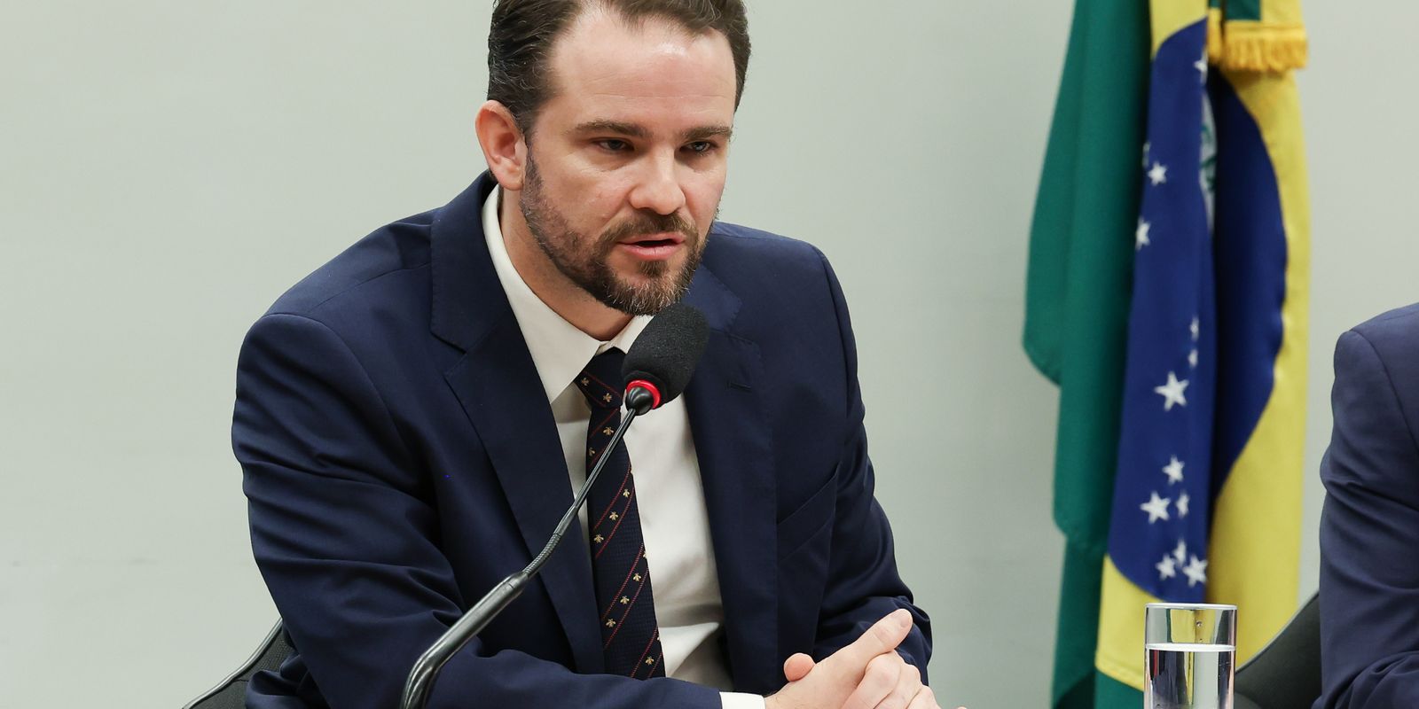 Durigan critica PEC que concede autonomia financeira ao Banco Central, alertando para 'novo Poder'