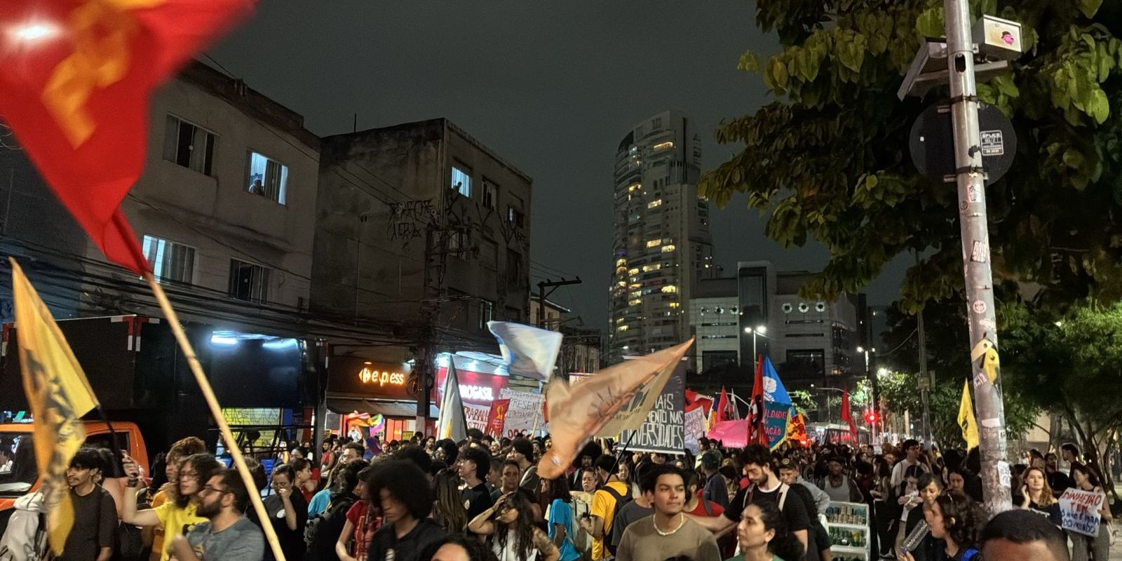 Estudantes universitários protestam em São Paulo contra cortes de verbas