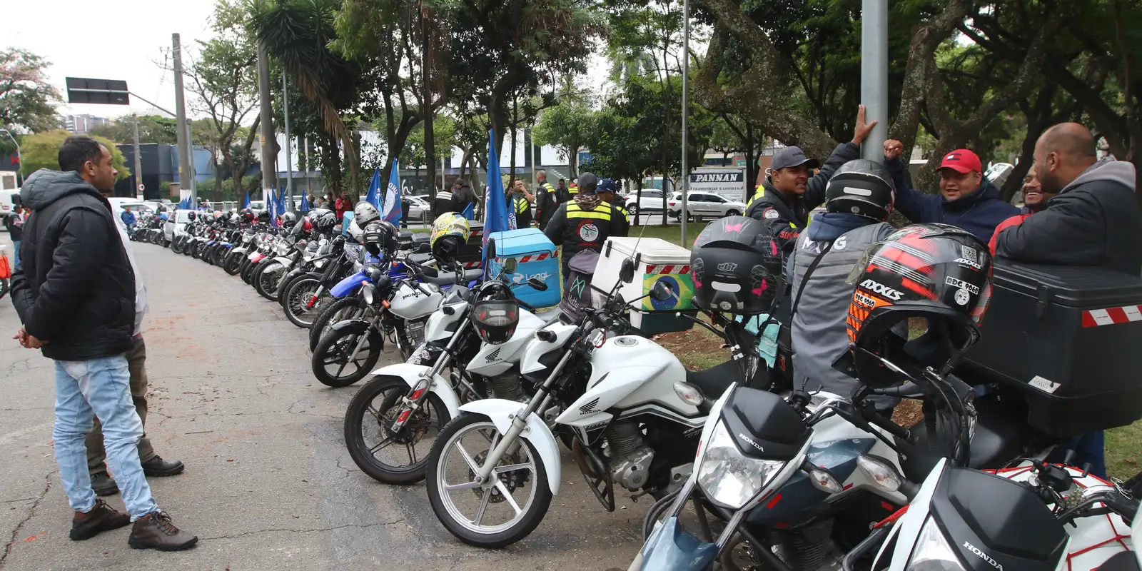 Governo federal anuncia linha de crédito para motociclistas de aplicativos por meio do BNDES