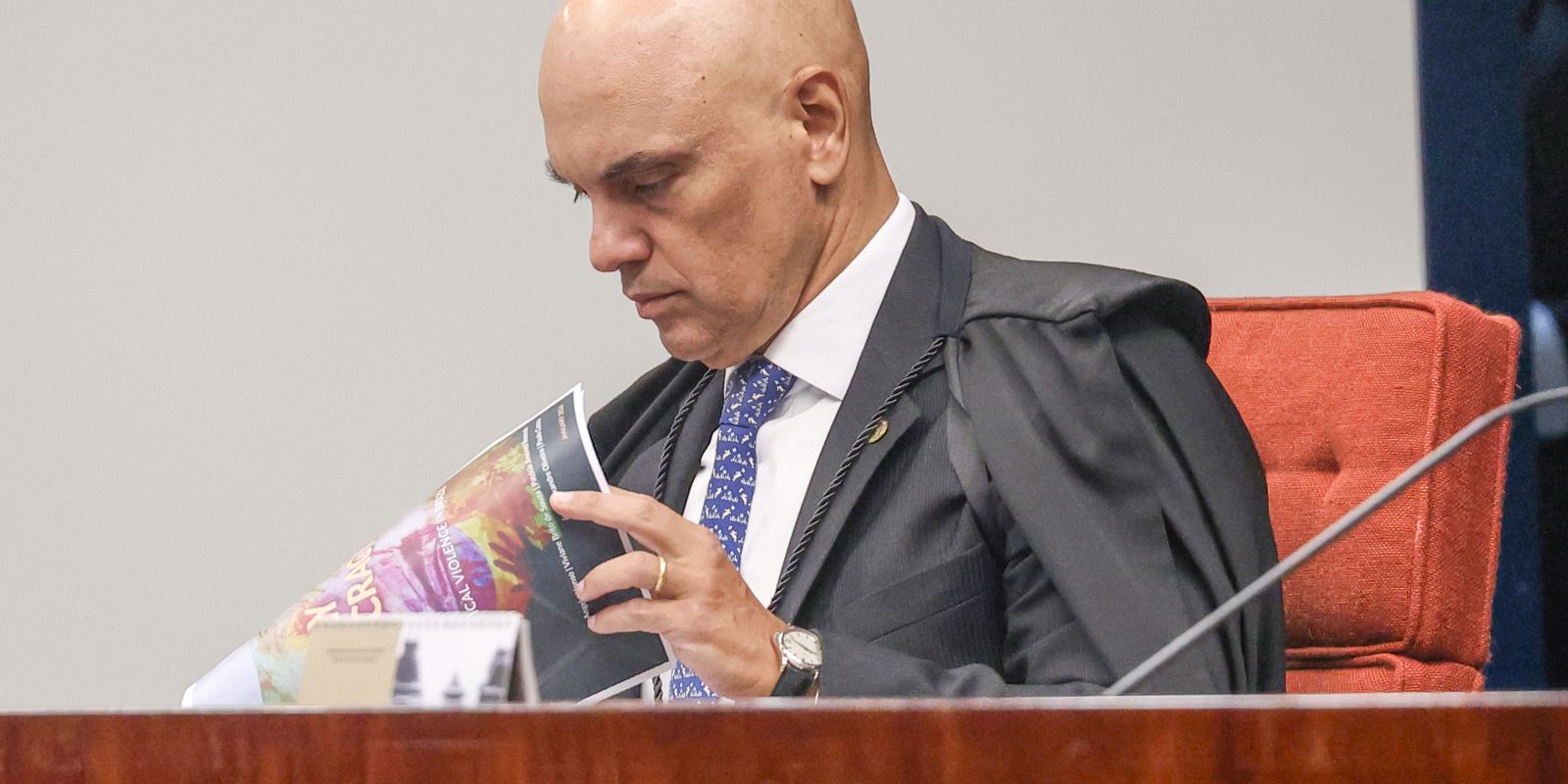 Moraes concede 24 horas para defesa de Bolsonaro explicar arma apreendida em blitz da PMDF