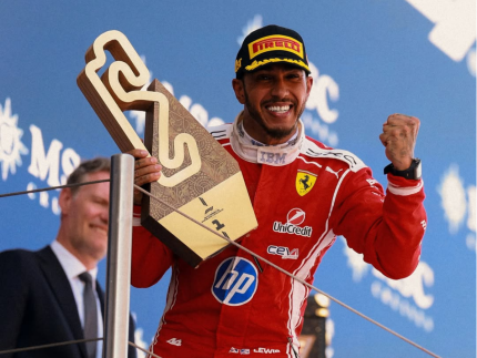 O GOAT nunca foi embora! Lewis Hamiltou ganha 1ª corrida pela Ferrari