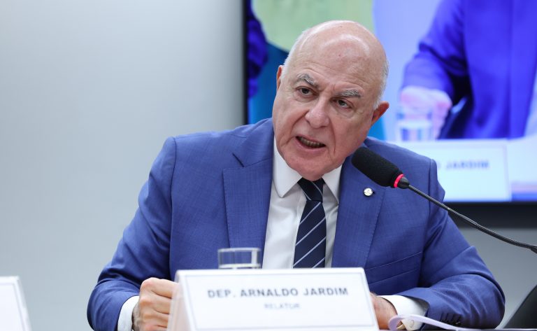 Votação de PEC que amplia repasses federais para o FPM e cria fundos regionais é adiada na Câmara