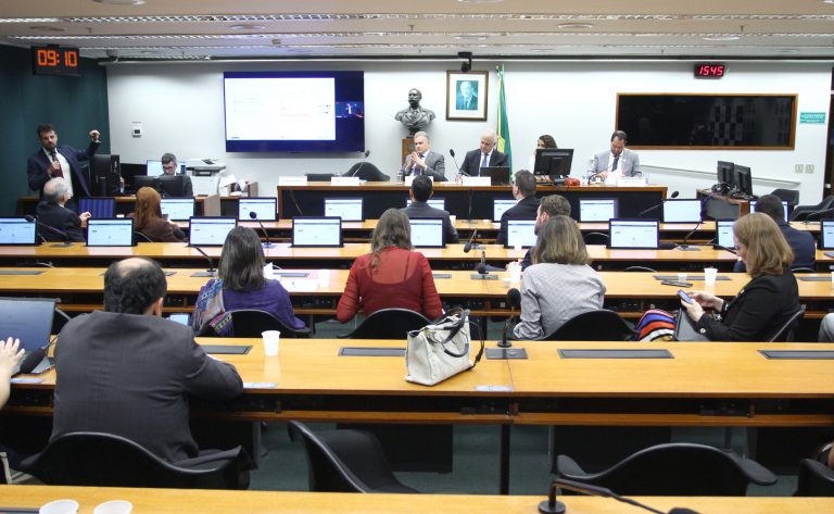 Especialistas alertam que pirataria eleva informalidade e custos para a indústria