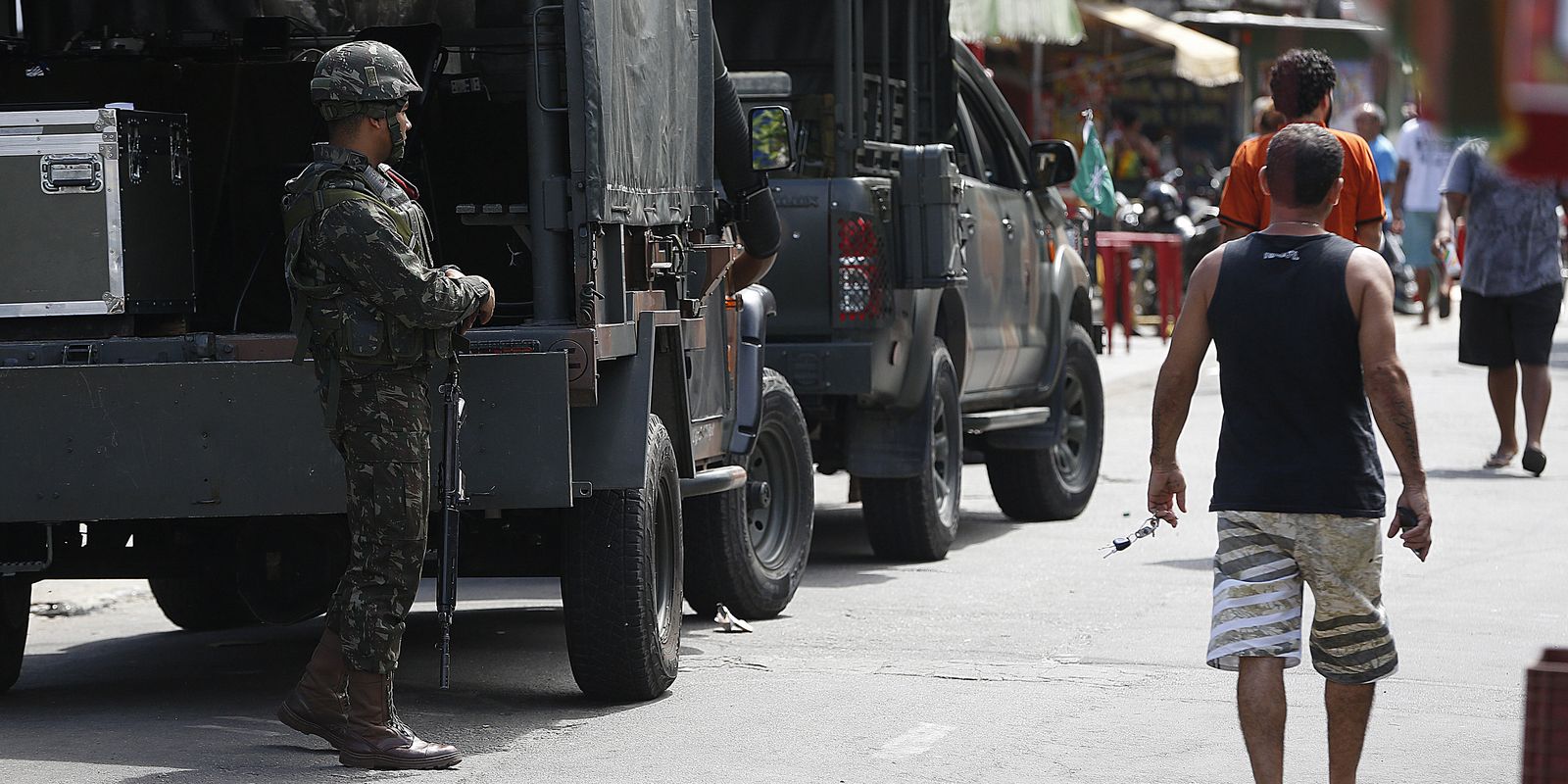 Operação policial cumpre mandados contra o Terceiro Comando Puro no Complexo da Maré
