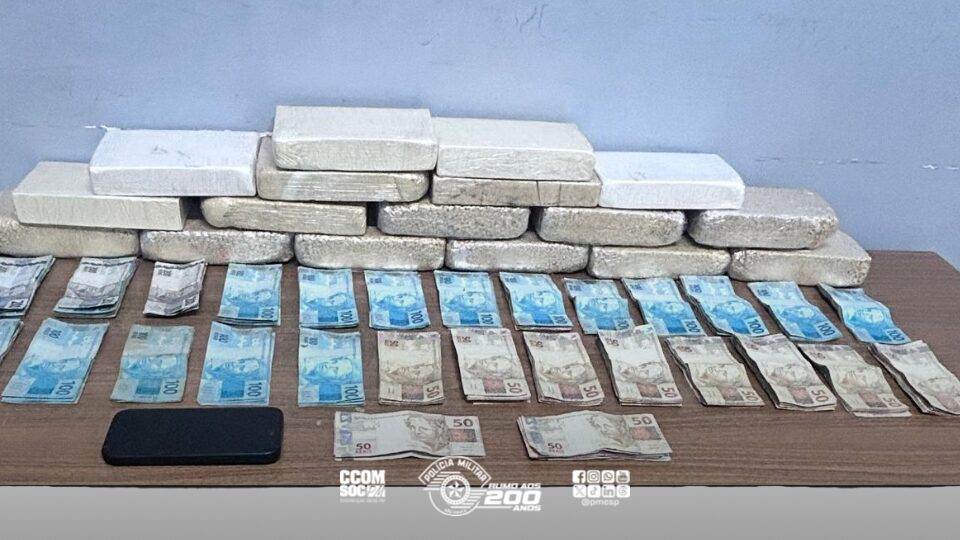 Polícia Militar apreende 17 tijolos de cocaína e mais de R$ 27 mil em Araçatuba.