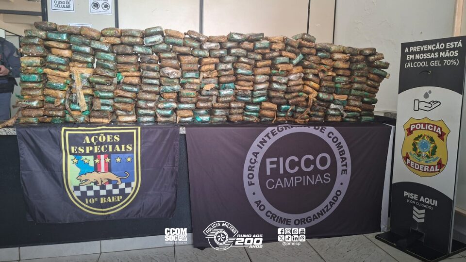 Polícia Militar apreende mais de 236 quilos de pasta-base de cocaína escondidos em colchões em Americana.