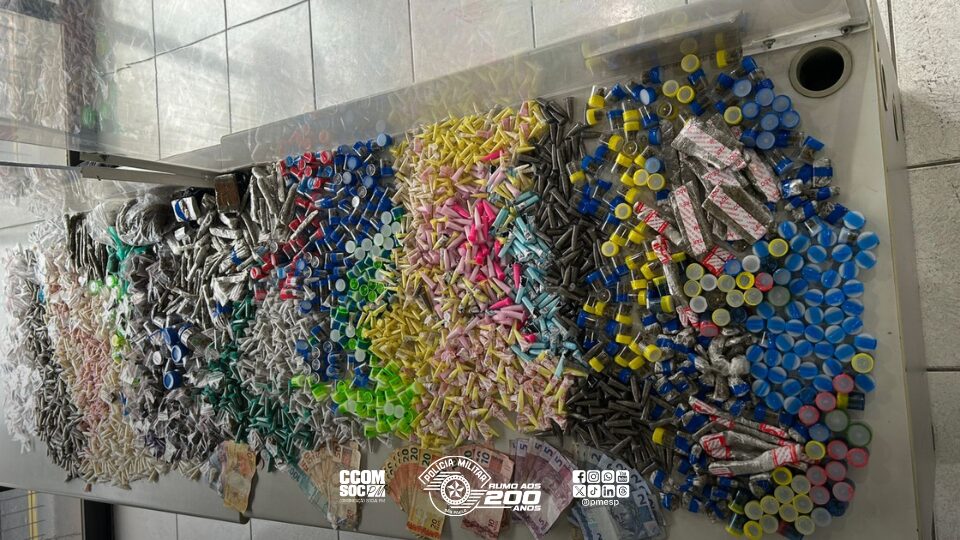 Polícia Militar prende traficante e apreende mais de 3,4 mil porções de drogas em Guarulhos.