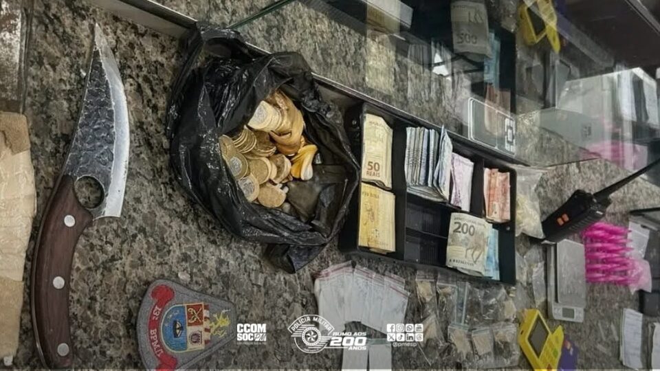Polícia Militar prende três criminosos por tráfico de drogas e captura procurado pela Justiça em Tabatinga.