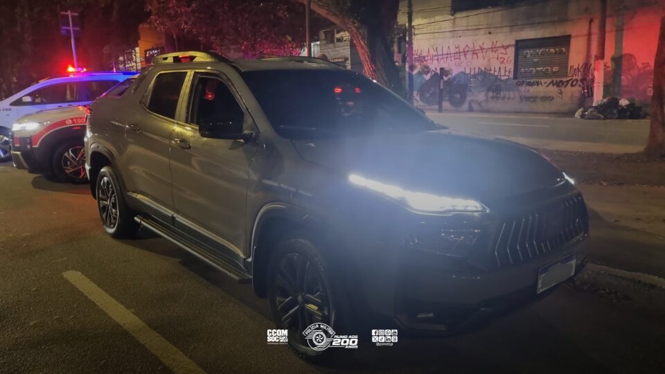 Polícia Militar recupera veículo furtado e prende criminoso após acompanhamento em São Paulo.