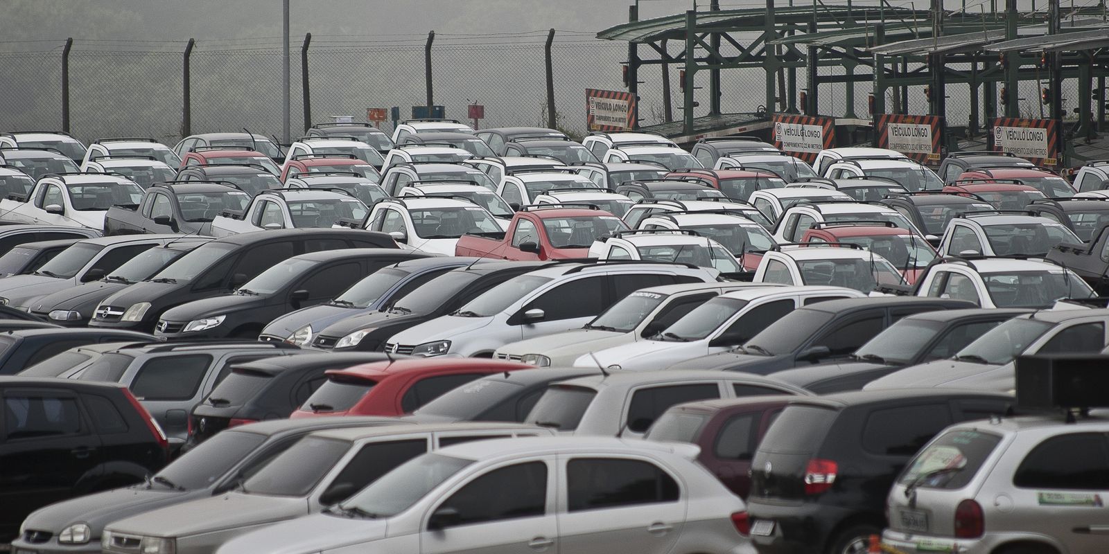 Venda de veículos no mercado automotivo brasileiro sobe 15% segundo a Fenabrave