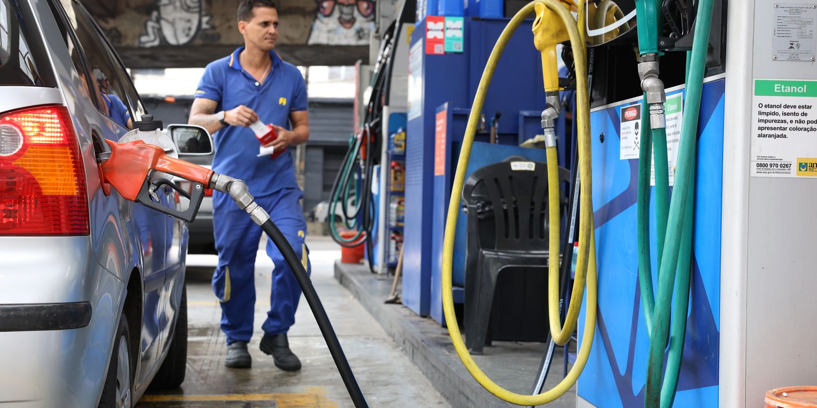 Vendas do comércio caem 1,5% em abril, reflexo da alta nos combustíveis
