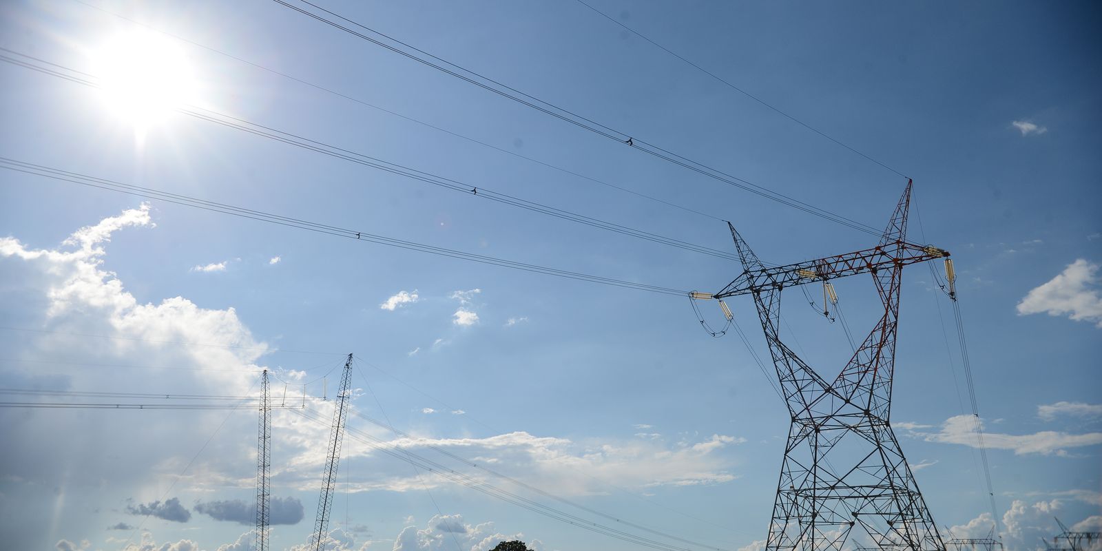 Aneel conclui leilão de transmissão de energia e arremata quatro lotes