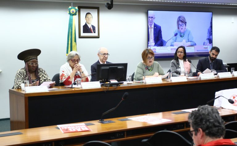 Ativistas criticam deportações em massa dos EUA e cobram acolhimento de migrantes no Brasil