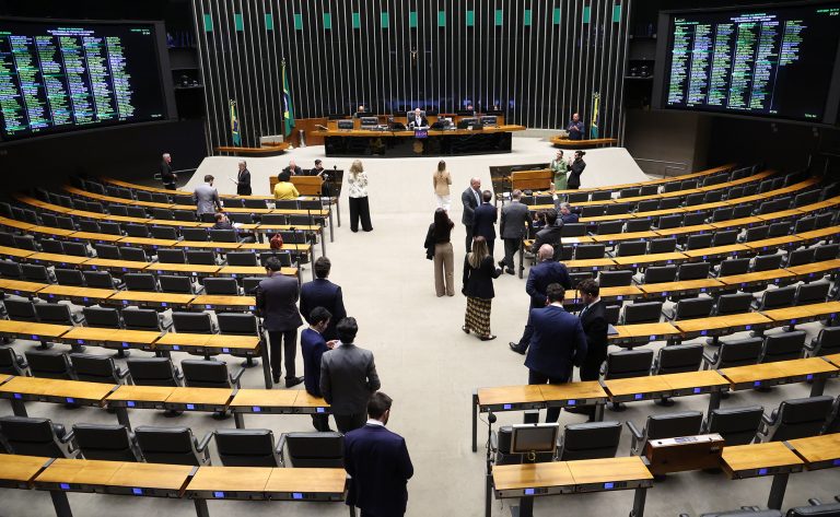 Câmara dos Deputados aprova uso de indumentária tradicional em fotos de documentos oficiais para povos indígenas