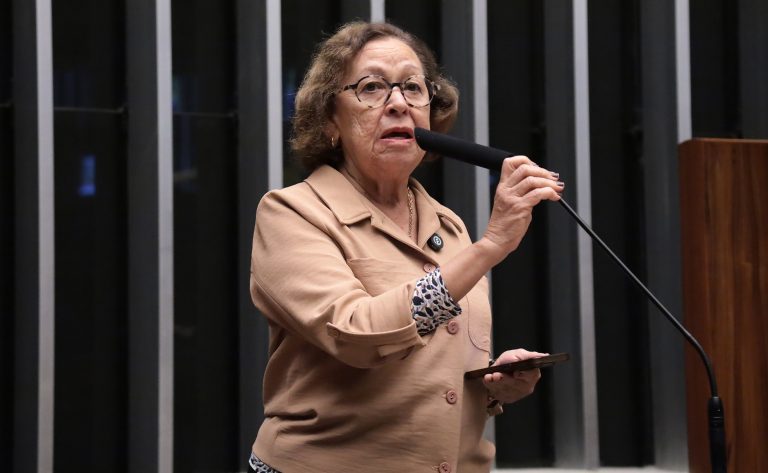 CCJ aprova uso de hora-aula para cálculo da jornada de professores