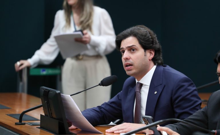 Comissão de Educação aprova ampliação do programa de material didático na LDB