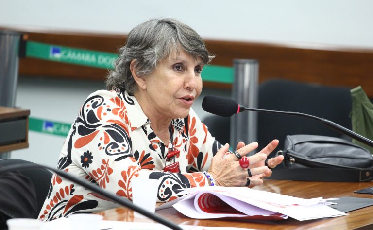 Comissão da Câmara aprova projeto de lei que criminaliza a transfobia