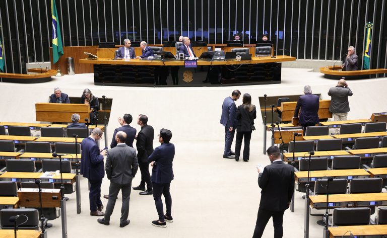 Câmara dos Deputados avalia projeto que proíbe a cobrança de tarifa mínima em serviços de água e esgoto
