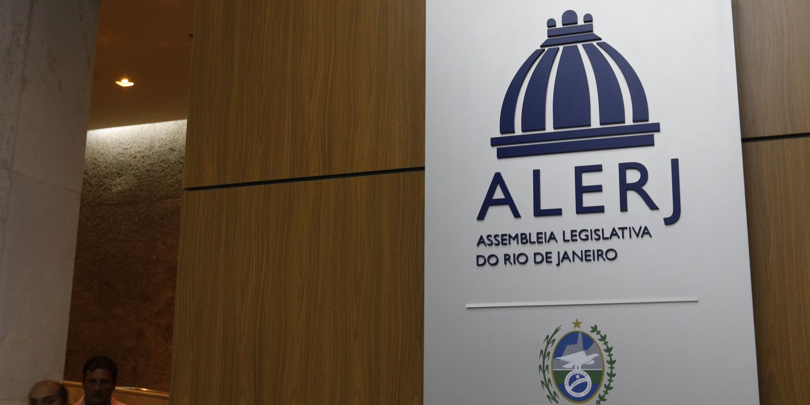 Tornozeleira rosa para agressores de mulheres é aprovada em comissão no Rio de Janeiro