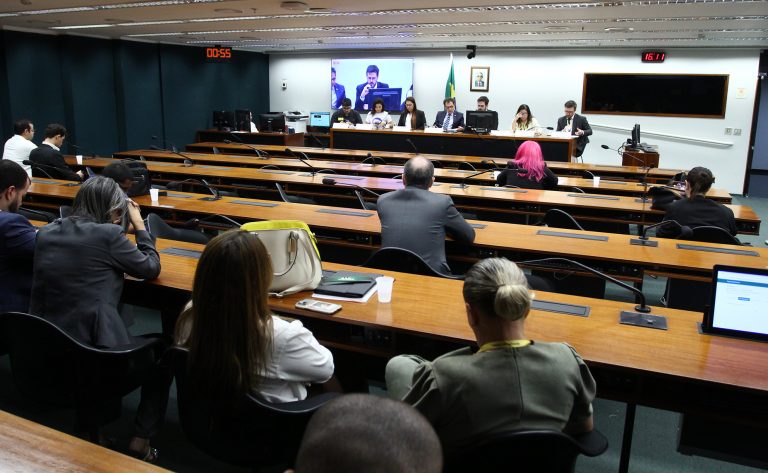 Revisão das regras do Fies é defendida por estudantes e faculdades em audiência