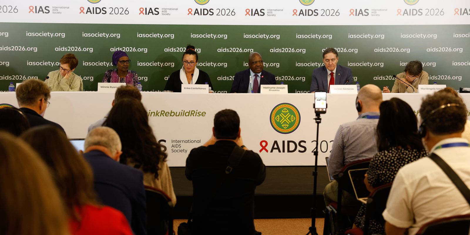 Casos globais de infecções por HIV caem, mas falta de verba ameaça avanços