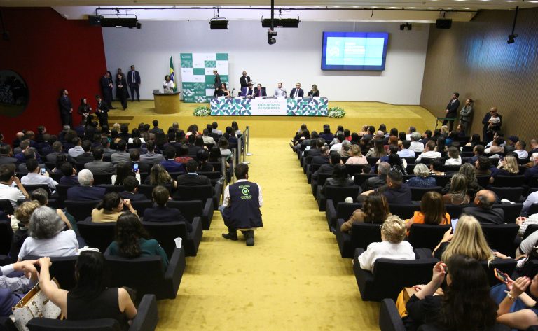 Hugo Motta defende modernização do Estado e valorização de servidores em posse na Câmara dos Deputados