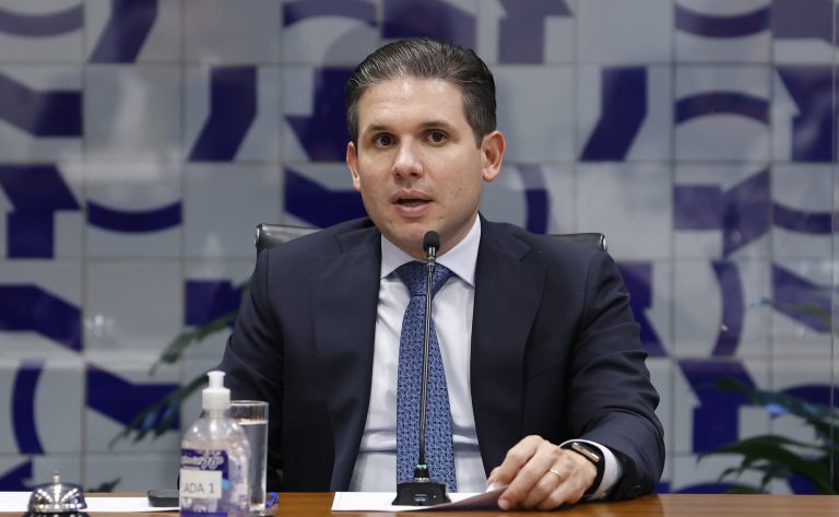 Presidente da Câmara e ministro da Fazenda iniciam negociações sobre dívidas rurais e combustíveis