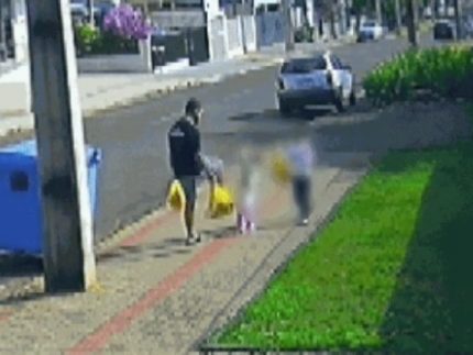 Pai flagrado chutando a filha de 3 anos é preso no Paraná