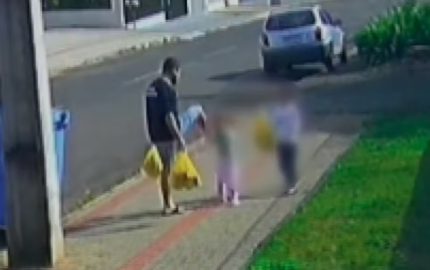 Pai preso por chutar filha de 3 anos diz que “perdeu a cabeça”: “Ela estava berrando”