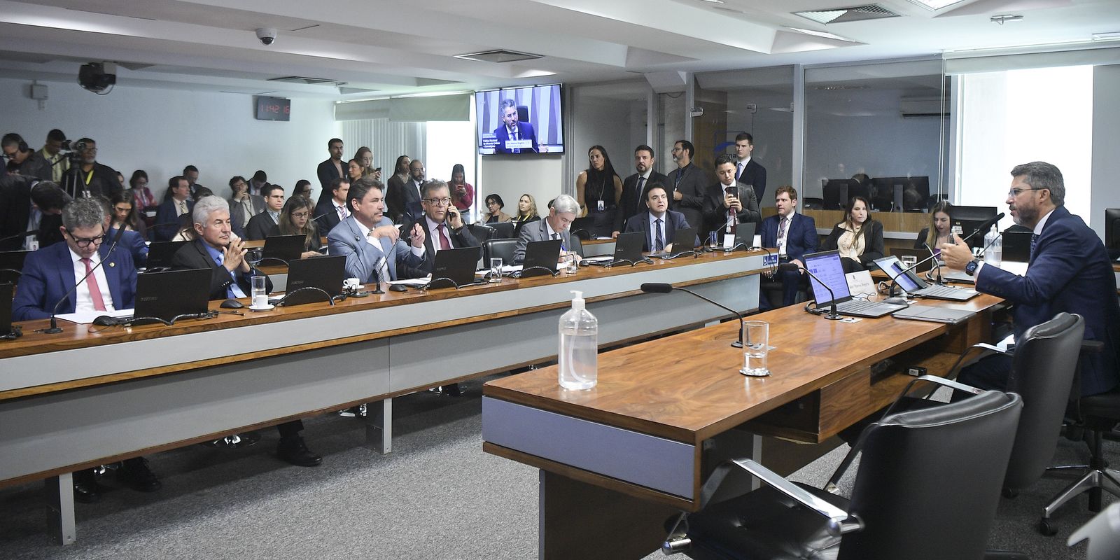 Senado adia votação da Política Nacional de Minerais Críticos após pedido de vista