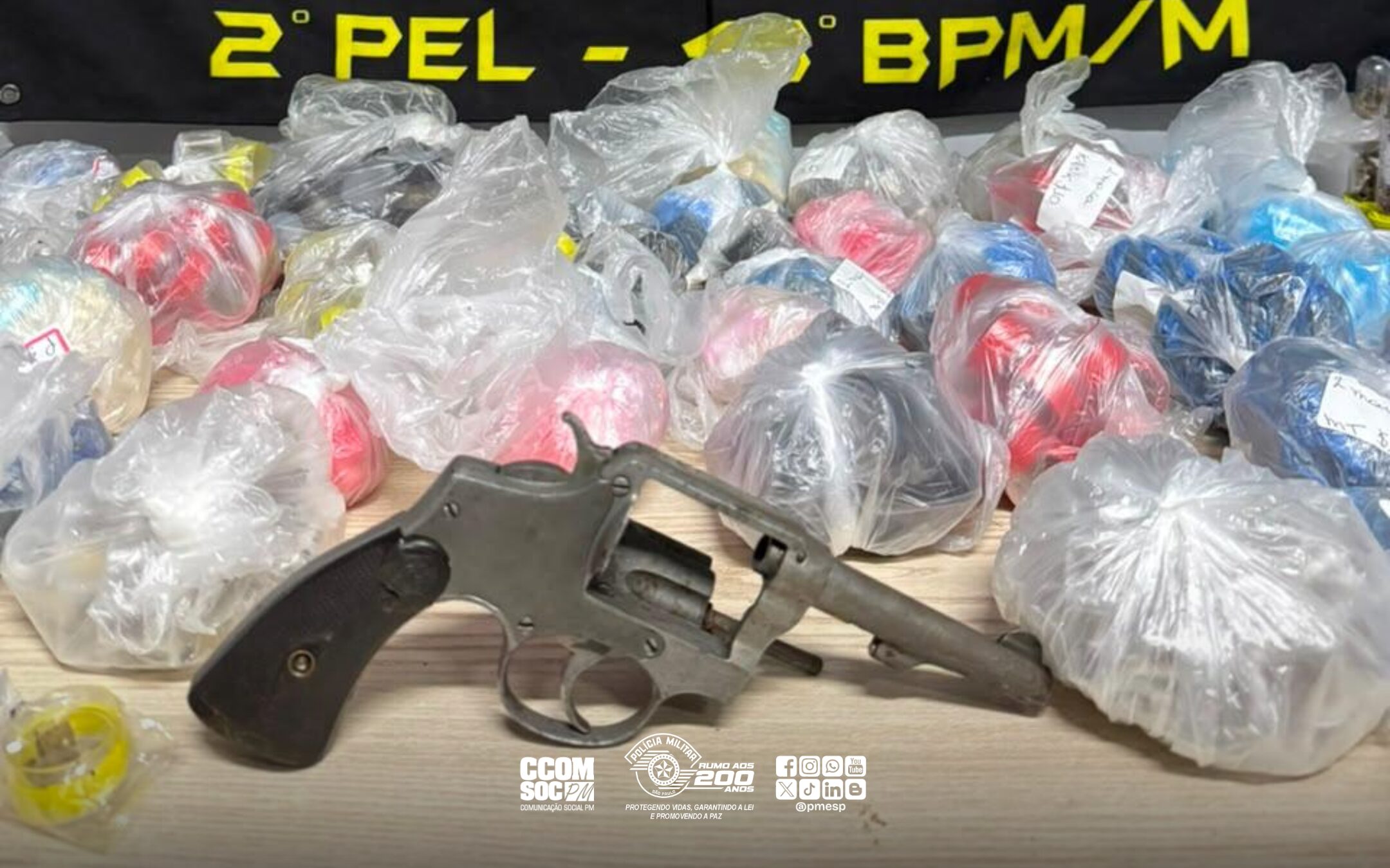 PM apreende mais de 2,6 mil porções de drogas e arma com numeração suprimida na zona norte de São Paulo