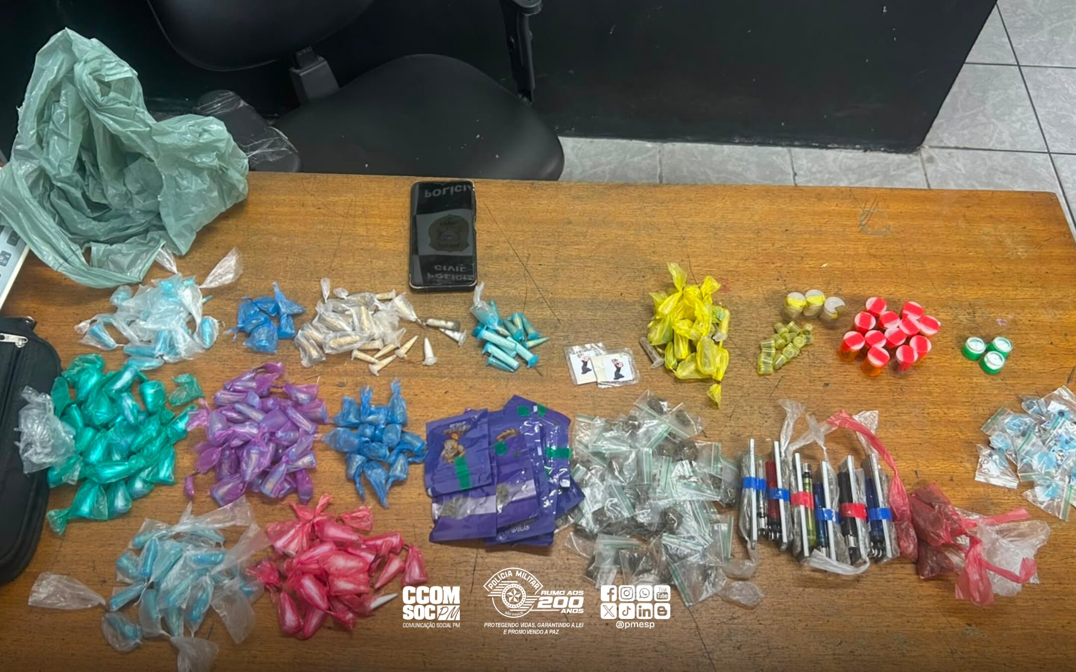 PM prende traficante após acompanhamento a pé e apreende mais de 300 porções de drogas em Suzano