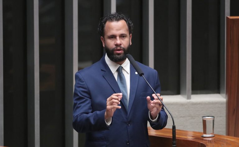 Agressor poderá ressarcir vítimas de violência doméstica por despesas de mudança, propõe projeto na Câmara dos Deputados