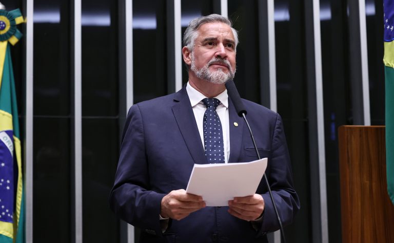 Câmara dos Deputados analisa projeto que proíbe cassinos on-line e mantém apostas esportivas
