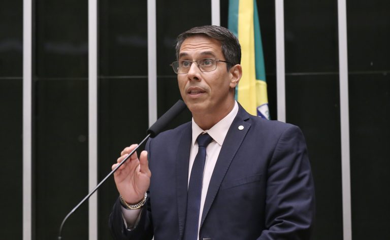 Projeto na Câmara proíbe postos de gasolina de diferenciar preços entre Pix e dinheiro