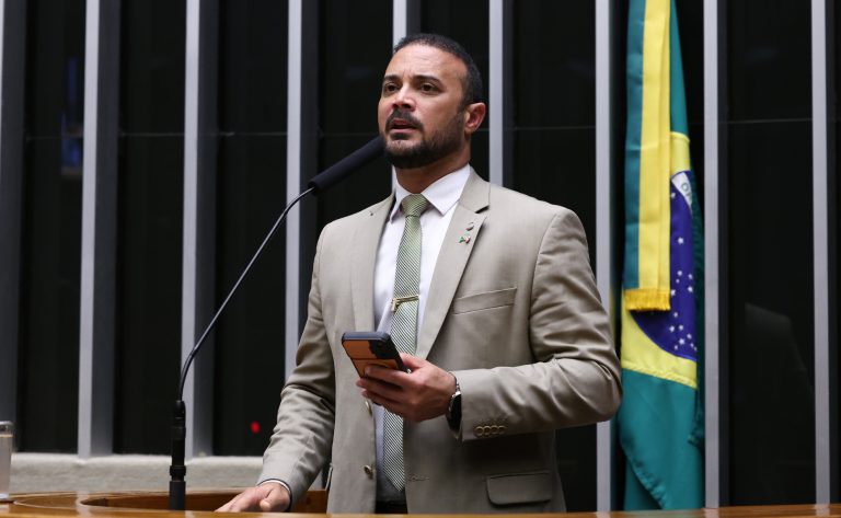 Projeto de lei criminaliza uso de animais no tráfico de drogas