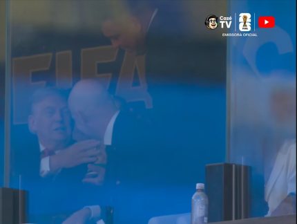 Ronaldo leva troféu da Copa do Mundo para Donald Trump durante final