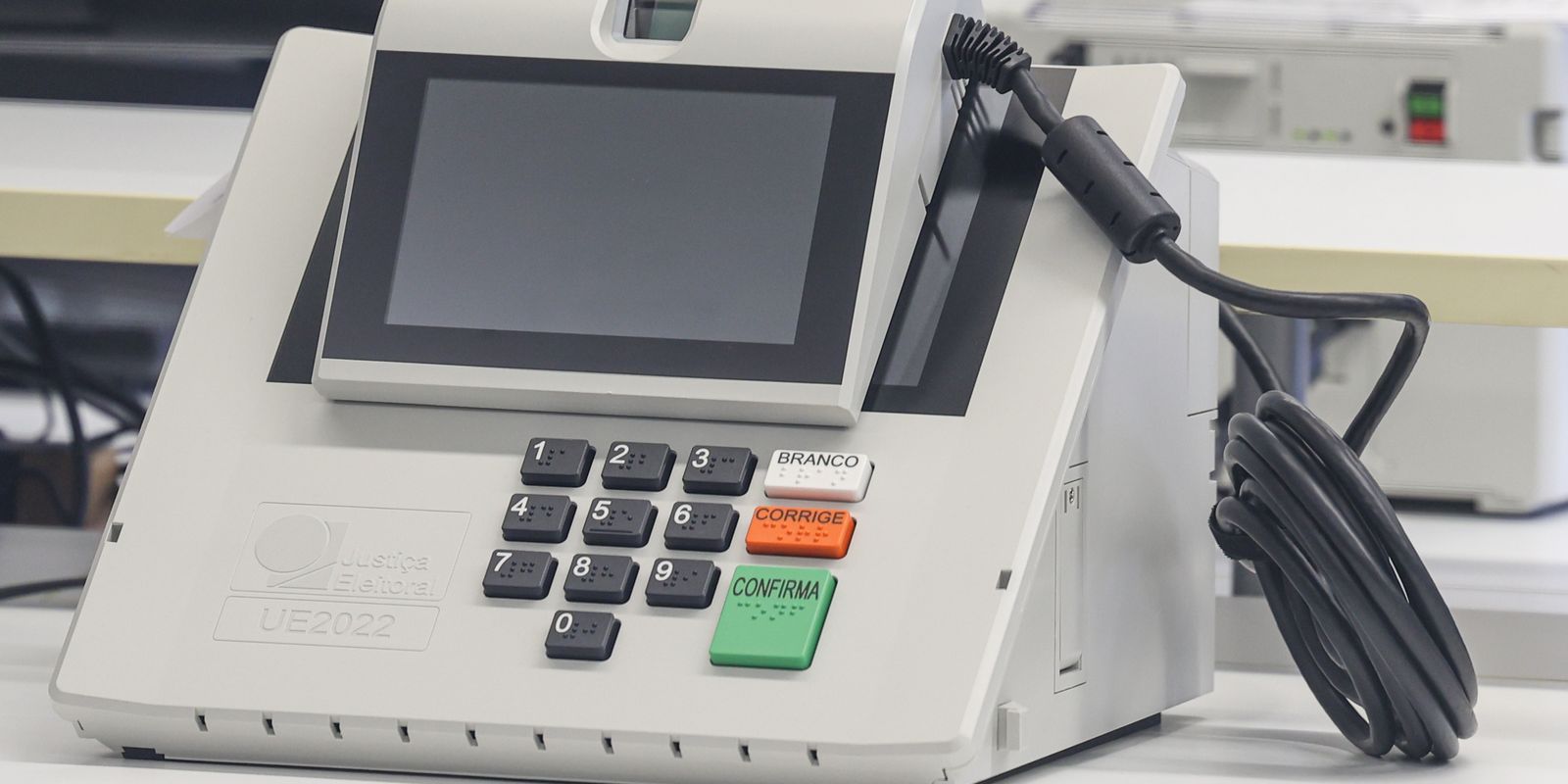 Entenda como a urna eletrônica garante a segurança das eleições com auditorias do TSE