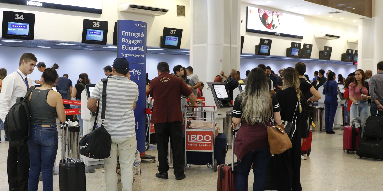 Setor de serviços recua 0,4% em maio, puxado por transportes, aponta IBGE