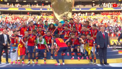 Trump fica em palco enquanto Espanha levanta troféu e é criticado na web