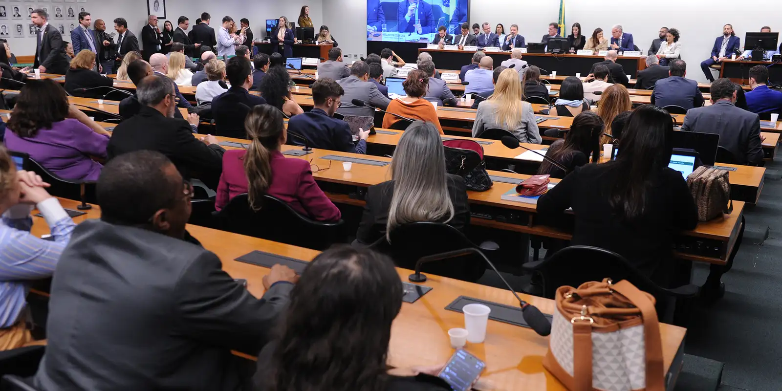 Câmara instala comissão especial que debaterá a redução da maioridade penal