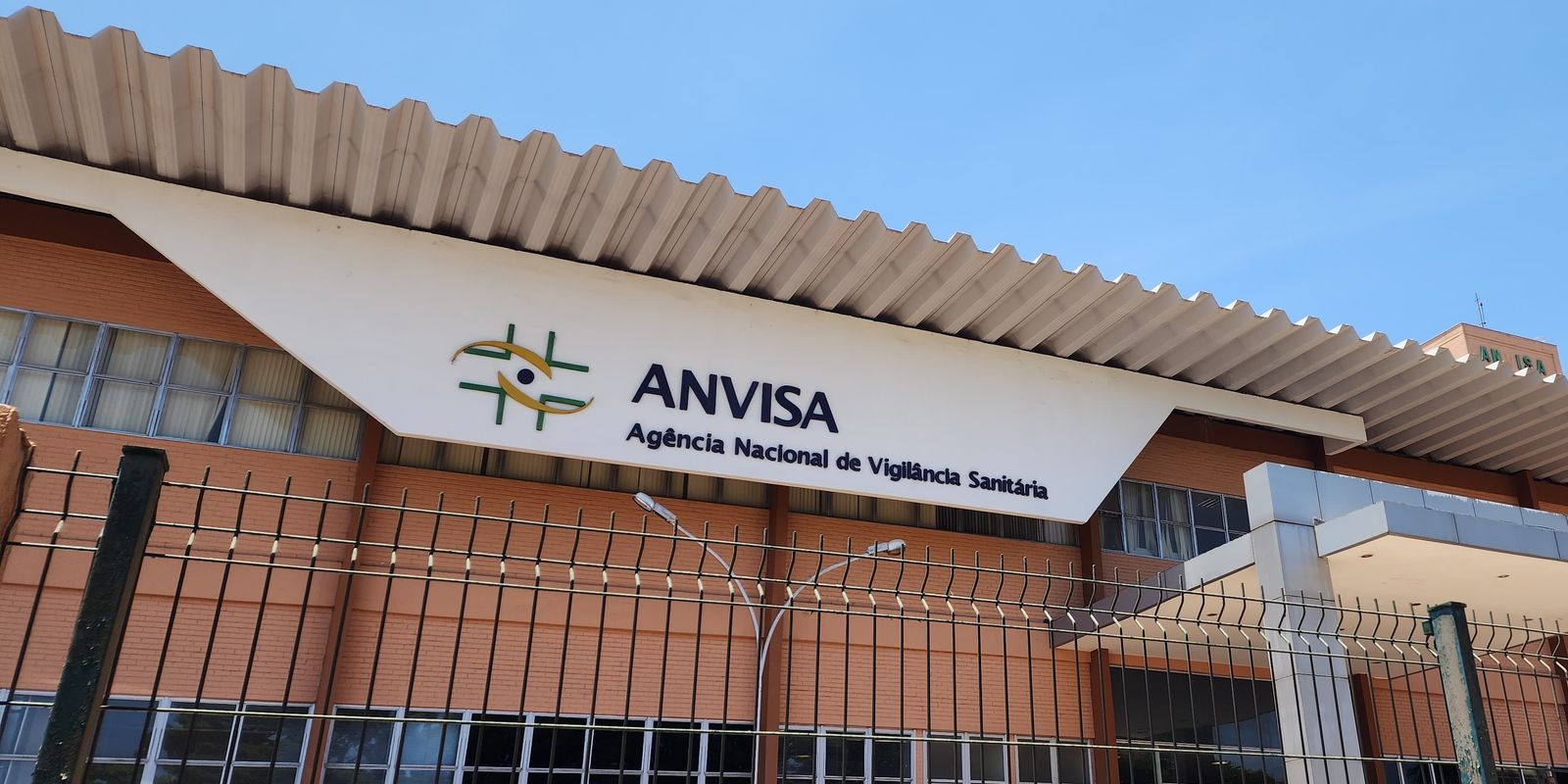 Anvisa proíbe a comercialização e fabricação de cosméticos sem registro