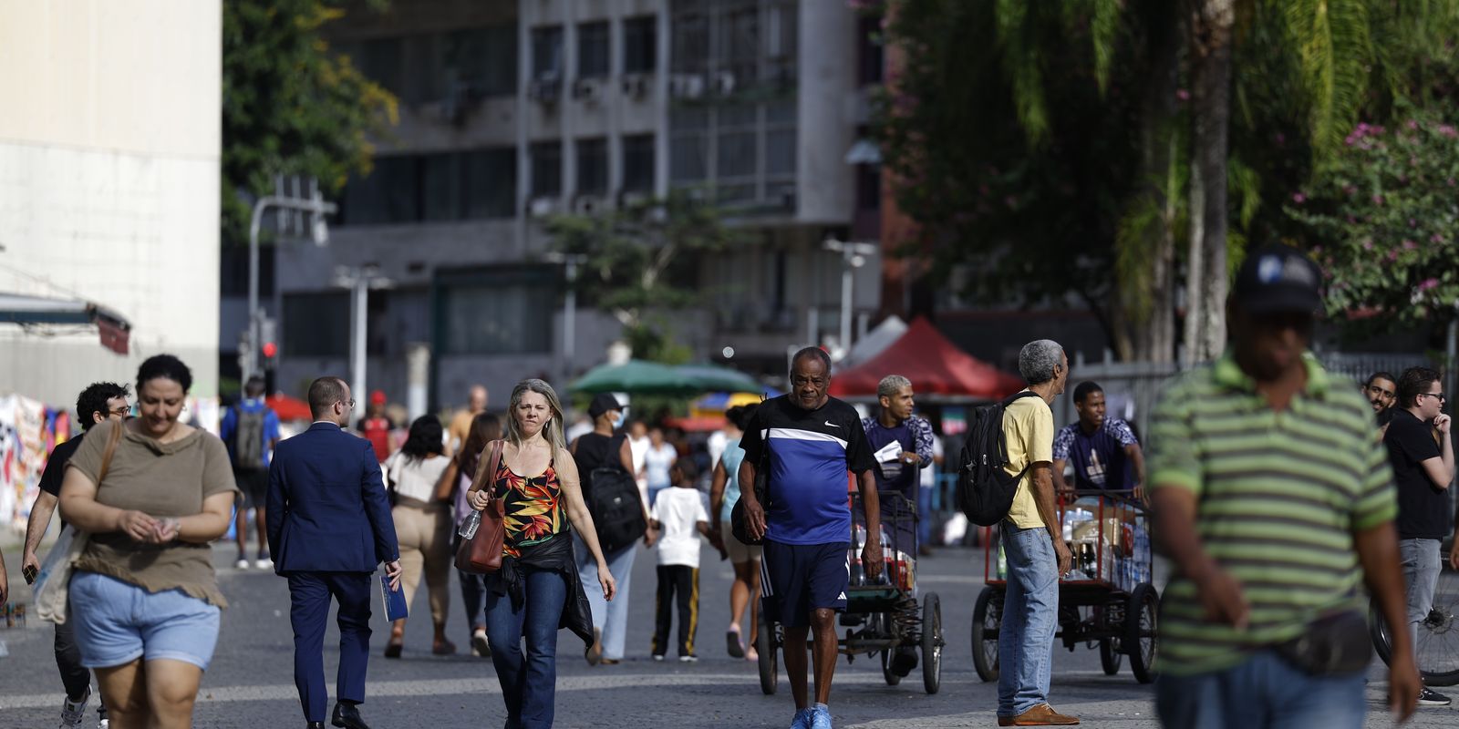 O crescimento populacional no Brasil desacelera para 0,37% em 2026, aponta o IBGE