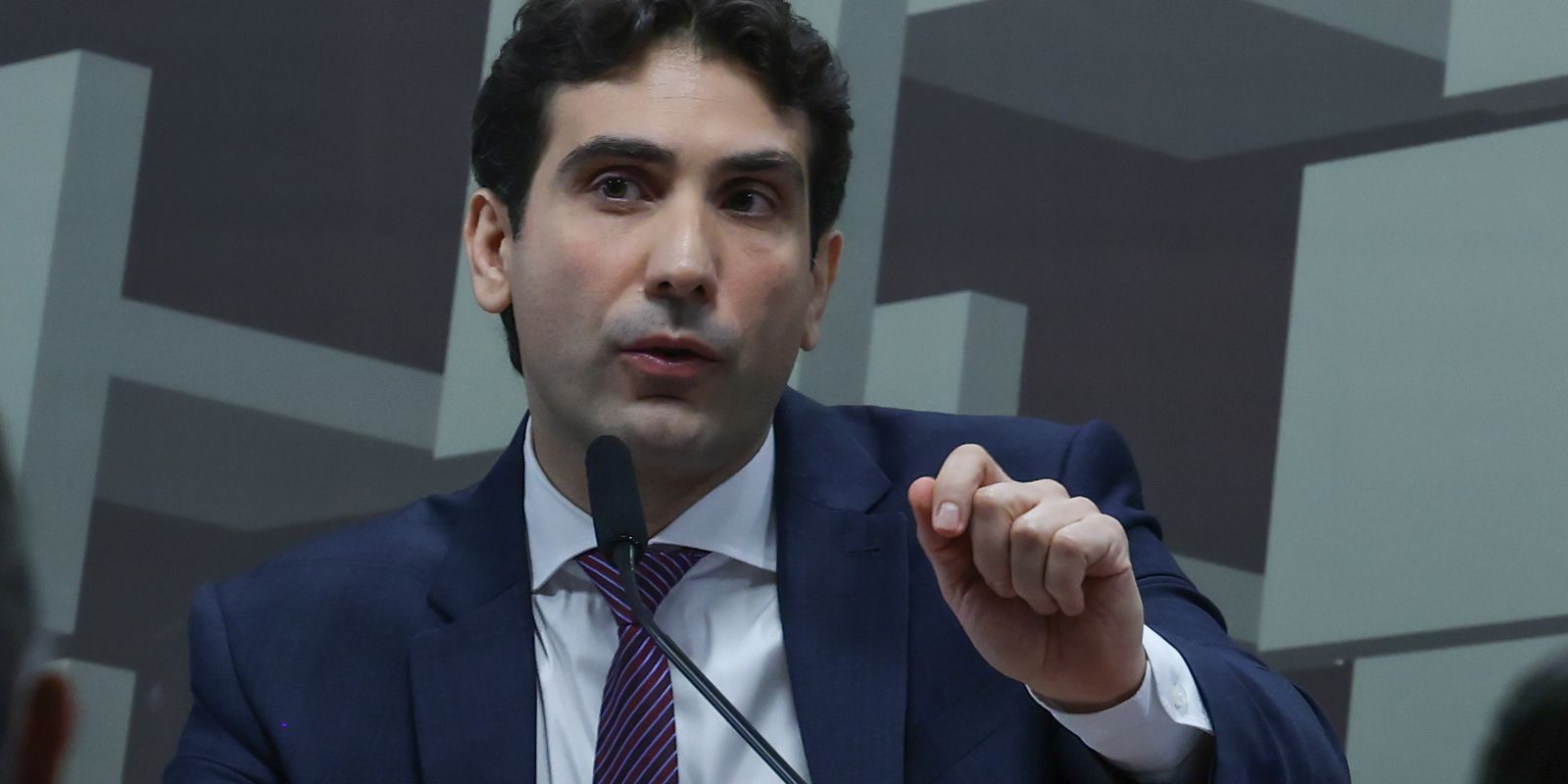 Galípolo critica empresas que forçam uso do Fundo Garantidor de Crédito